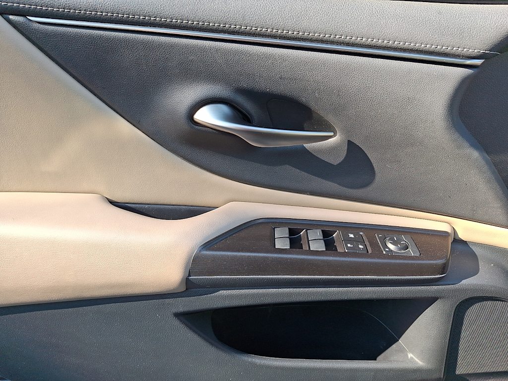 Thumbnail: 2019 Lexus ES - 16