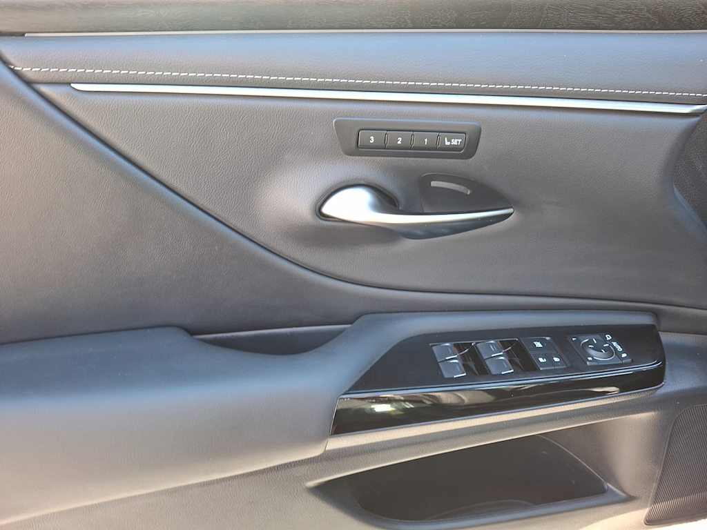Thumbnail: 2023 Lexus ES - 17