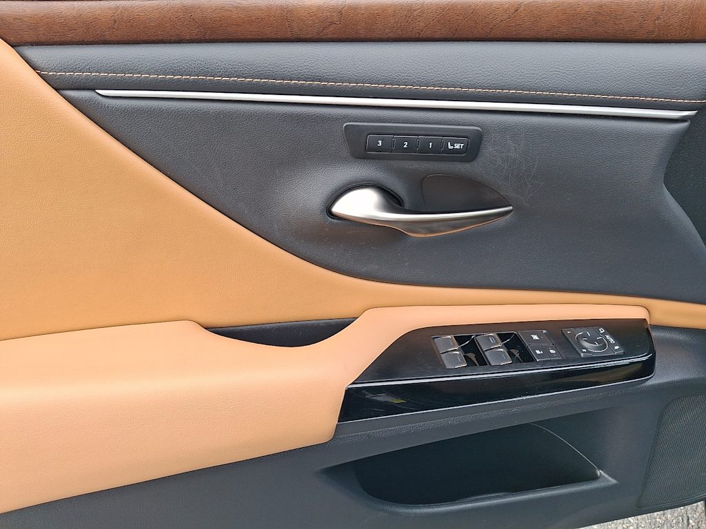 2023 Lexus ES 350 - Photo 17
