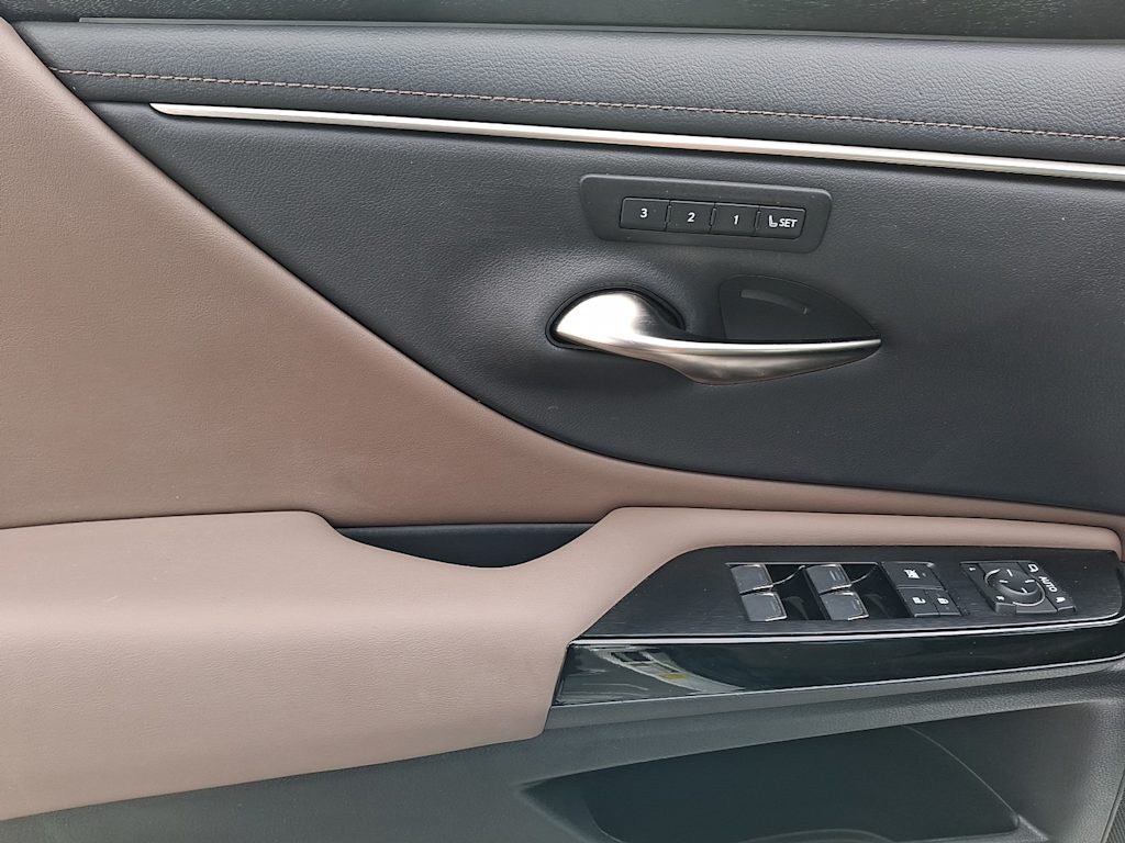 Thumbnail: 2023 Lexus ES - 17