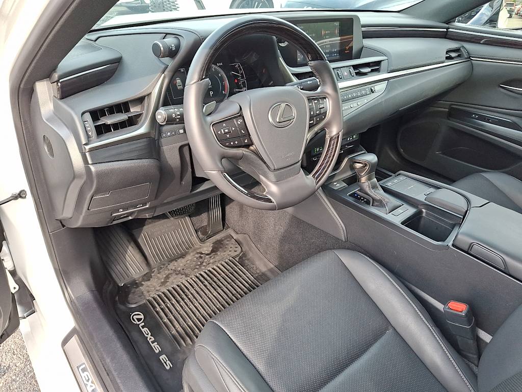 Thumbnail: 2021 Lexus ES - 2