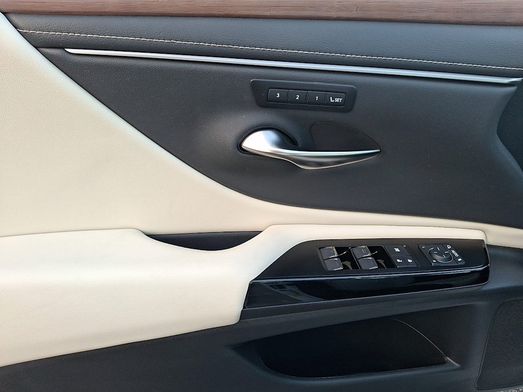 Thumbnail: 2024 Lexus ES - 17