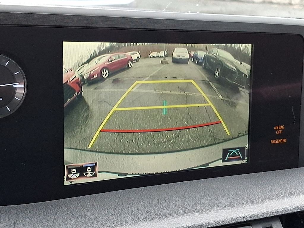 Thumbnail: 2020 Lexus ES - 17