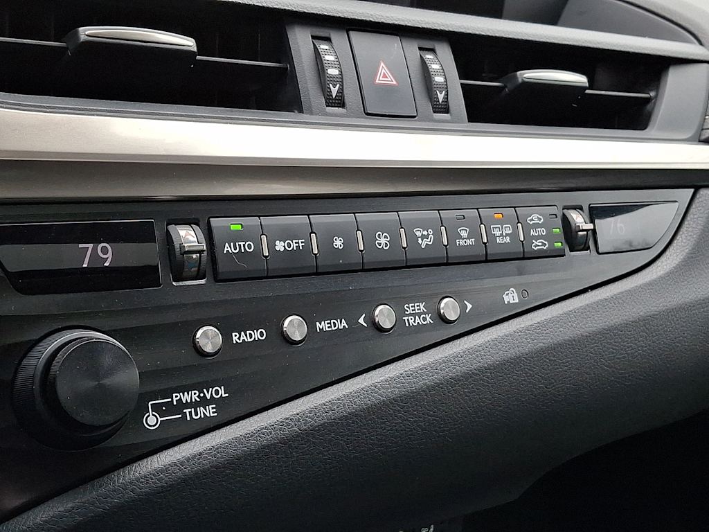 Thumbnail: 2020 Lexus ES - 16