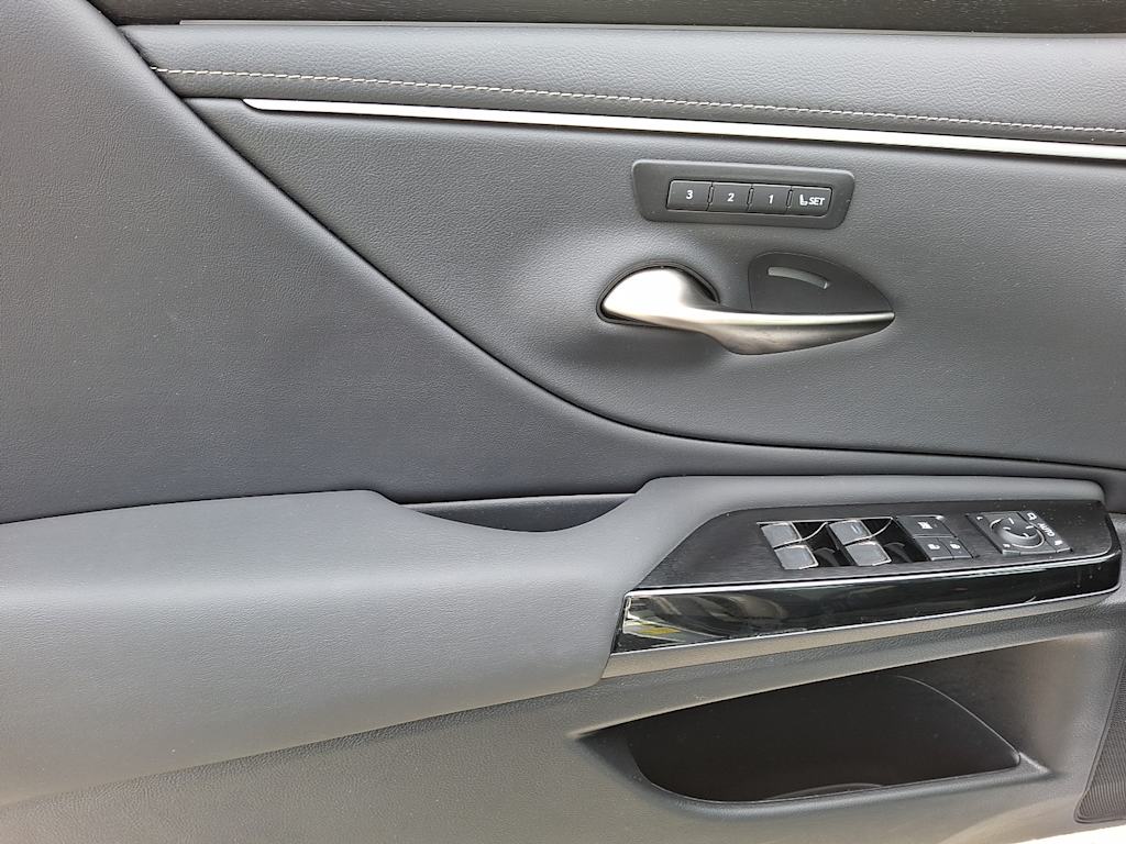 Thumbnail: 2023 Lexus ES - 16