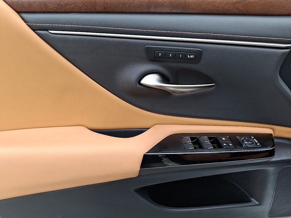 Thumbnail: 2023 Lexus ES - 16