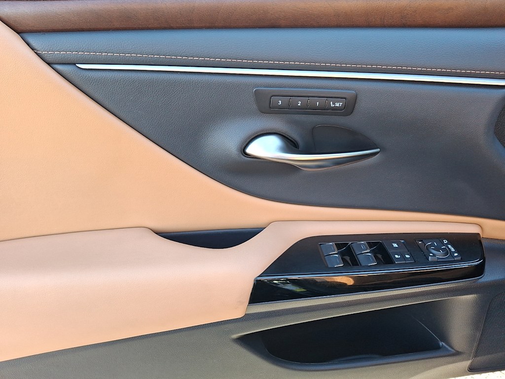 Thumbnail: 2023 Lexus ES - 16