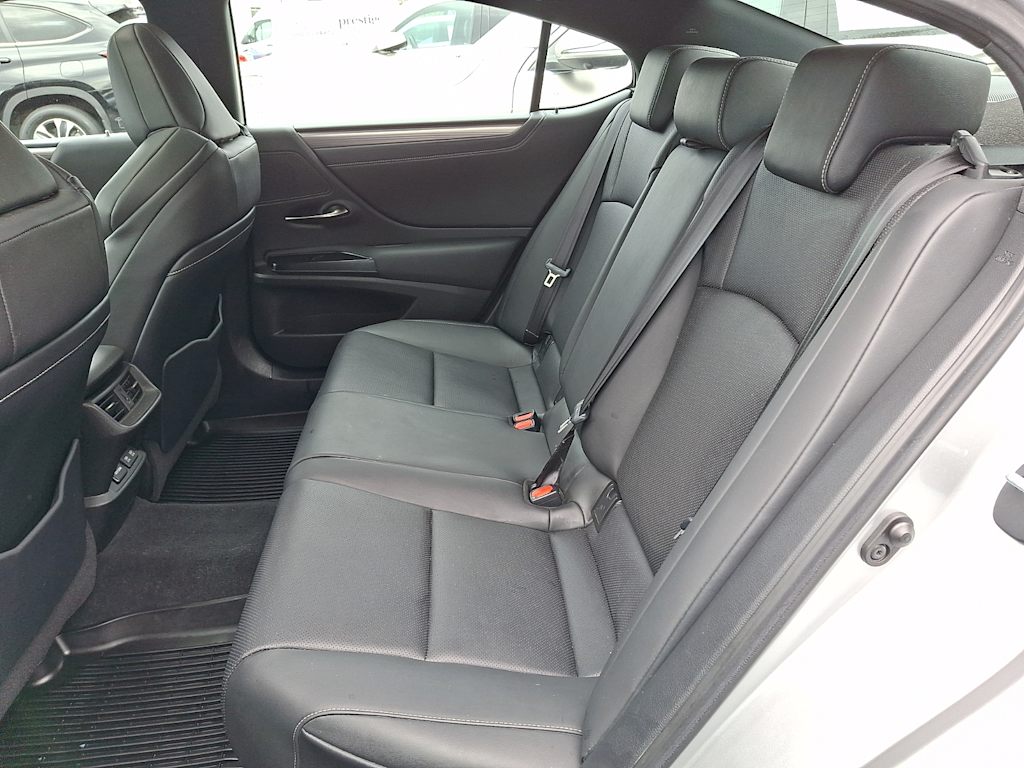 Thumbnail: 2020 Lexus ES - 8