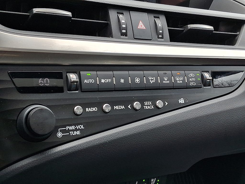 Thumbnail: 2020 Lexus ES - 19