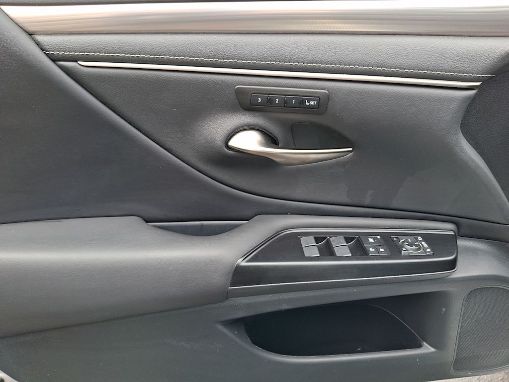 Thumbnail: 2020 Lexus ES - 16