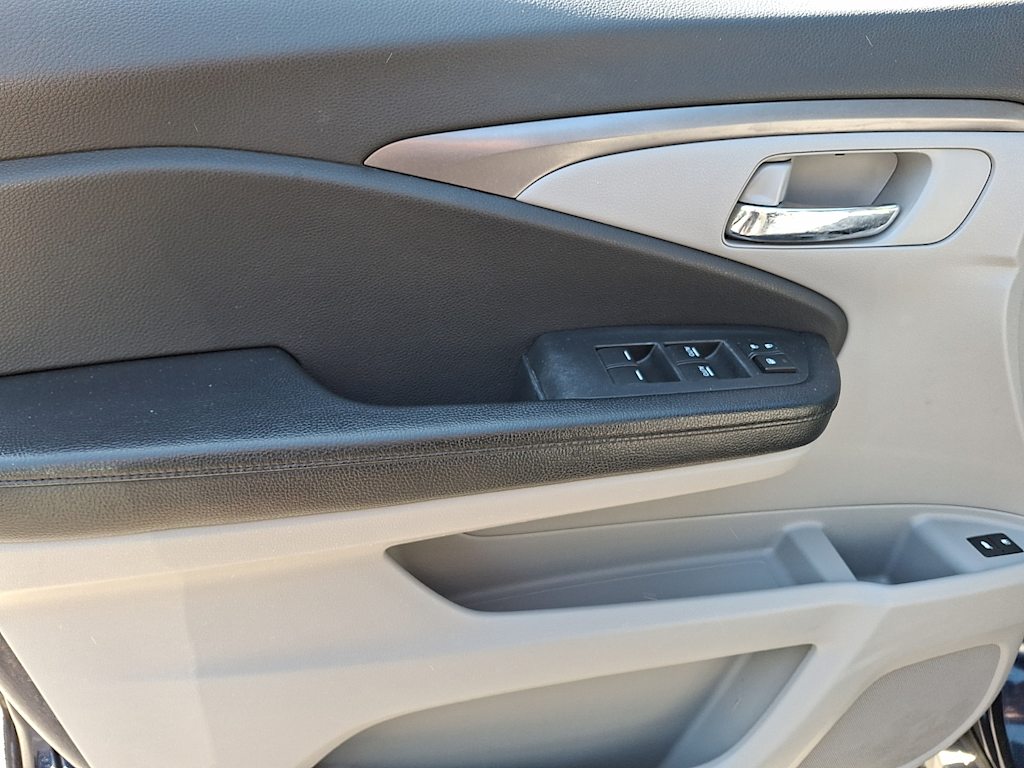 Thumbnail: 2016 Honda Pilot - 17