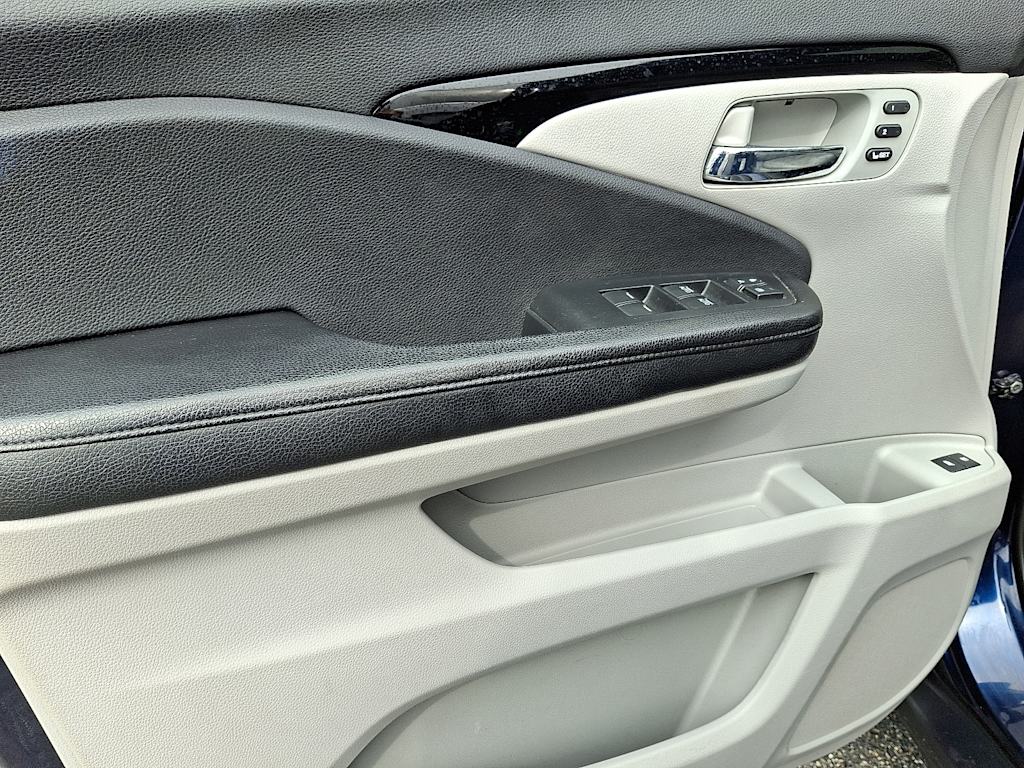 Thumbnail: 2017 Honda Pilot - 16