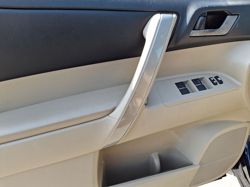 Thumbnail: 2011 Toyota Highlander - 17