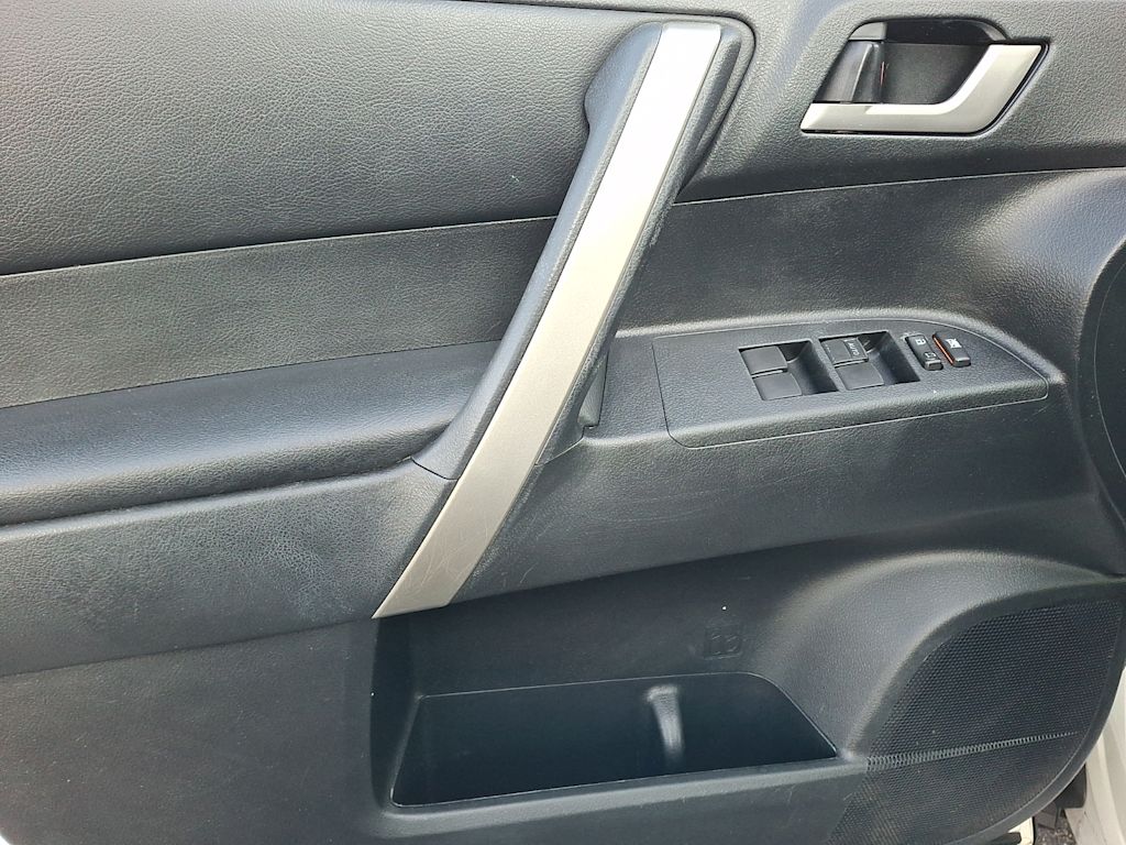 Thumbnail: 2013 Toyota Highlander - 16
