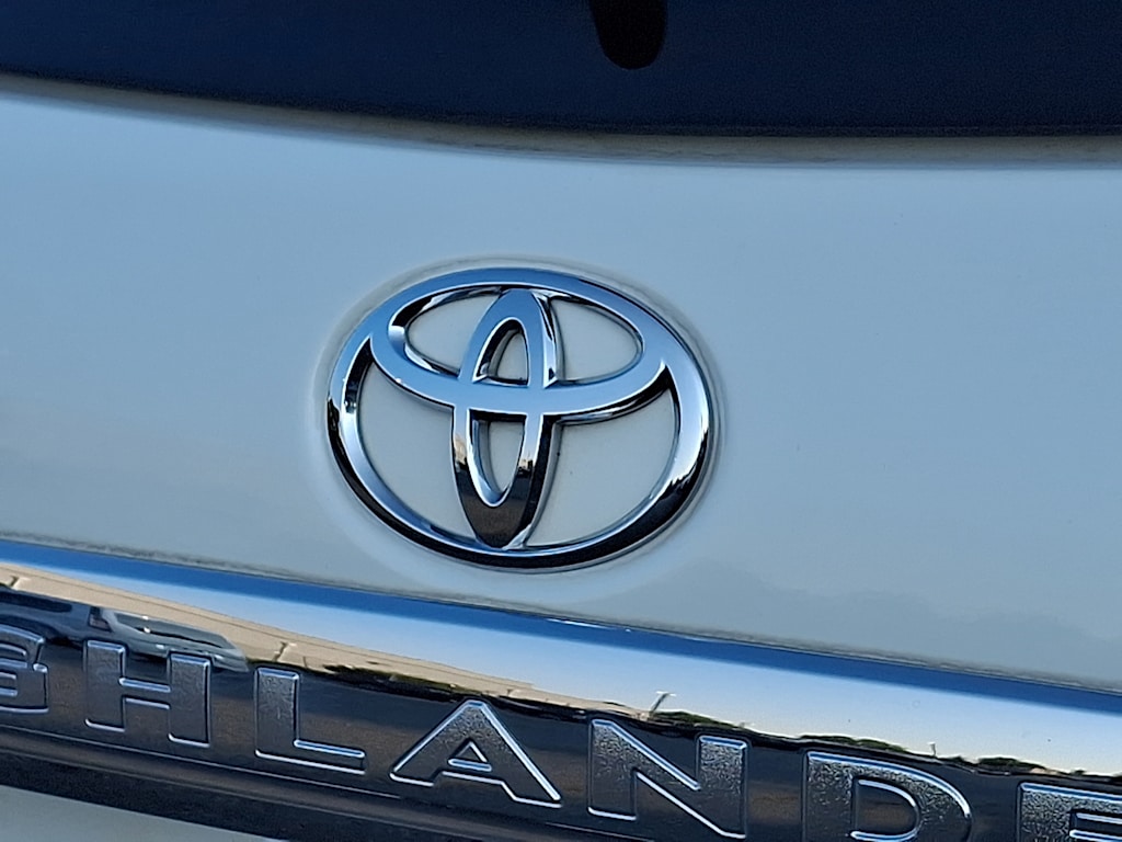 Thumbnail: 2013 Toyota Highlander - 29
