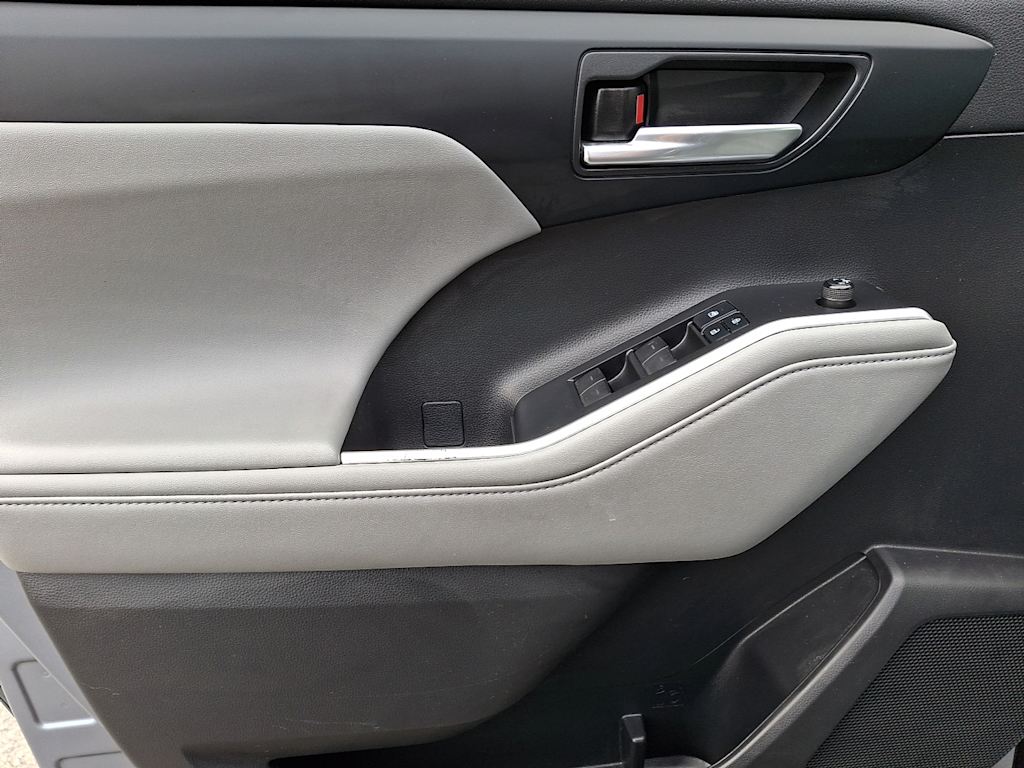 Thumbnail: 2022 Toyota Highlander - 17