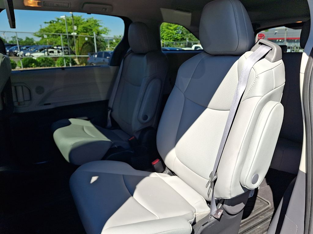 Thumbnail: 2022 Toyota Sienna - 8