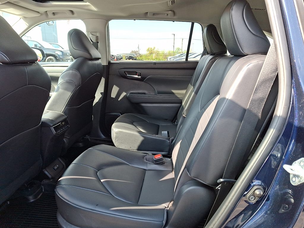 Thumbnail: 2023 Toyota Highlander - 8