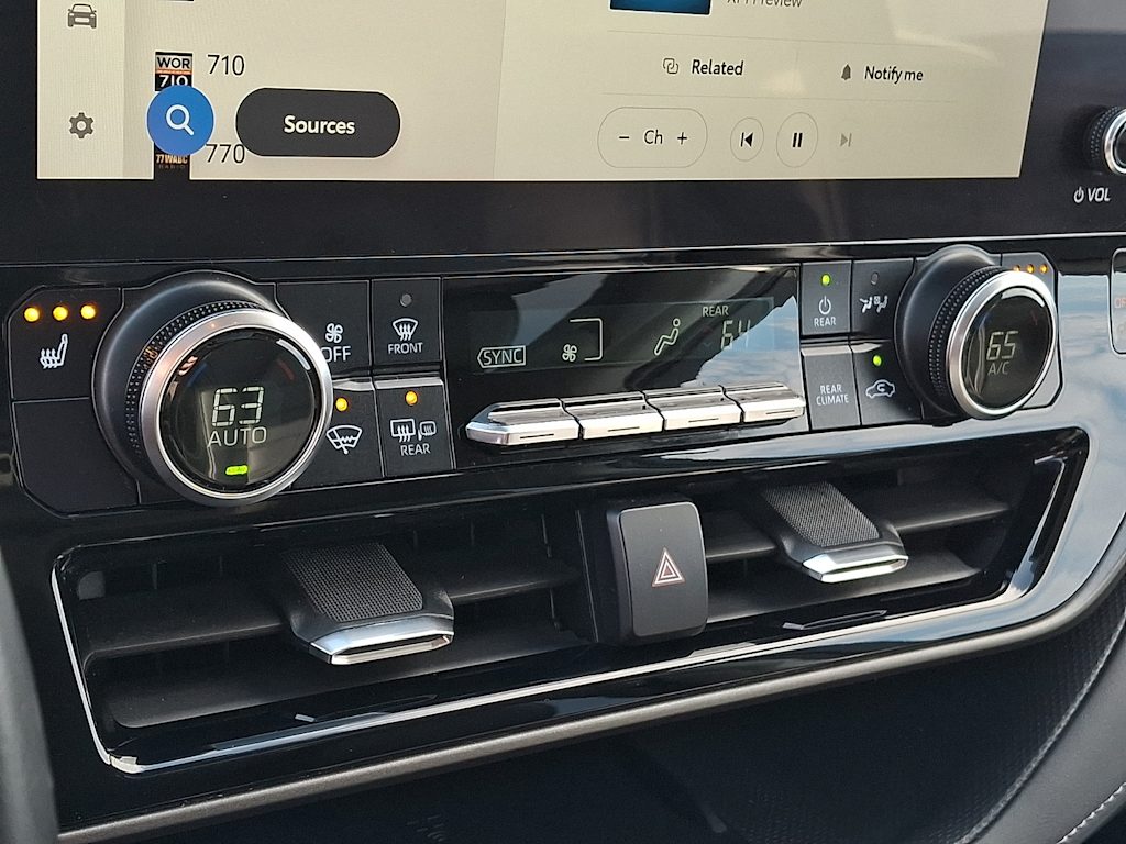 Thumbnail: 2023 Toyota Highlander - 21