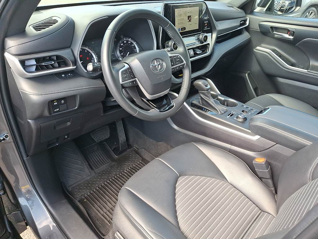 Thumbnail: 2023 Toyota Highlander - 2
