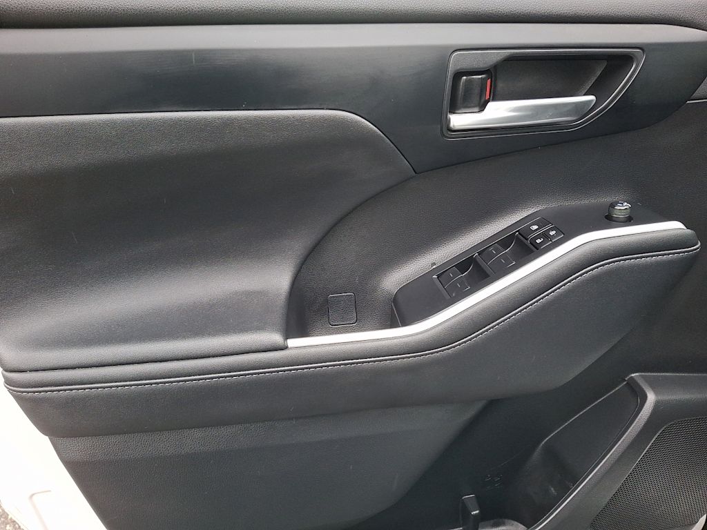 Thumbnail: 2023 Toyota Highlander - 17