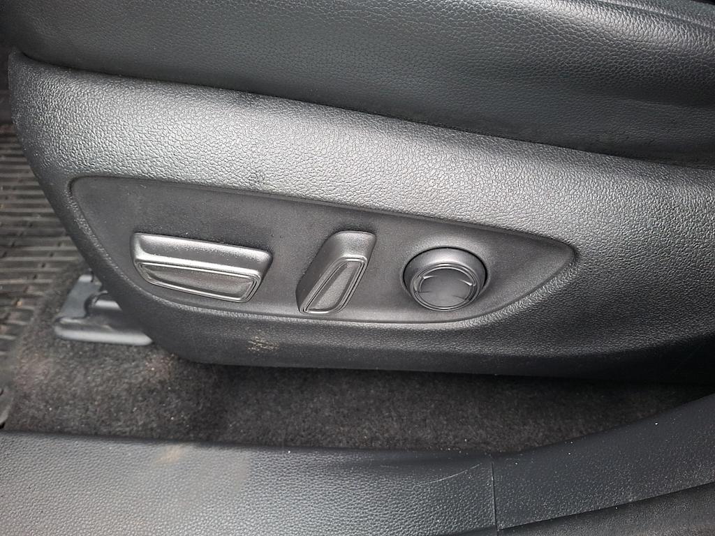 Thumbnail: 2023 Toyota Highlander - 18