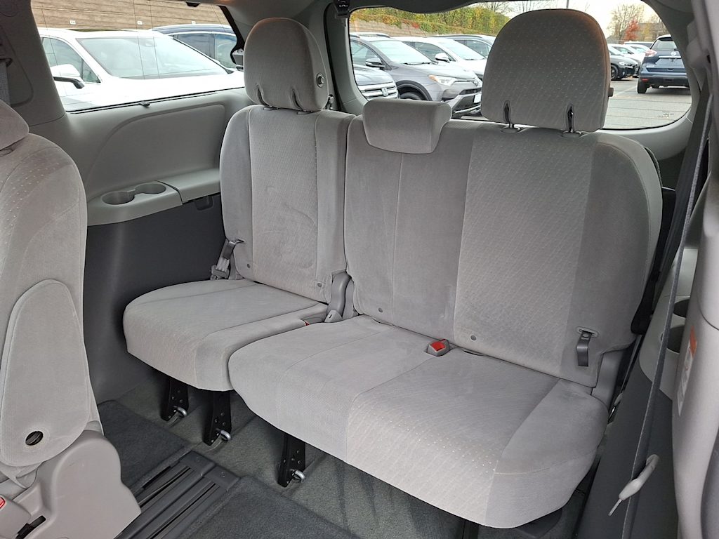 Thumbnail: 2016 Toyota Sienna - 17