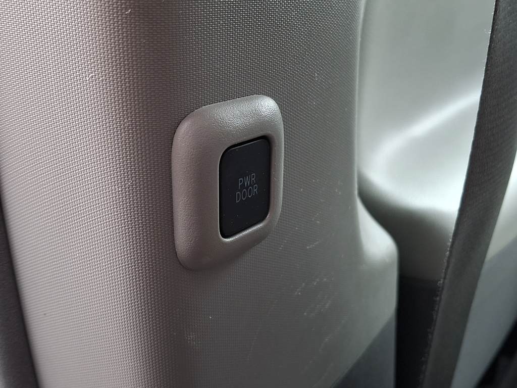 Thumbnail: 2016 Toyota Sienna - 18