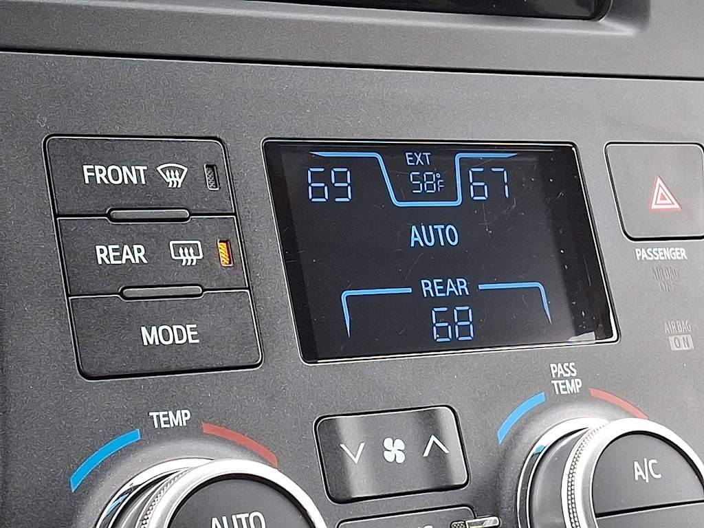 Thumbnail: 2016 Toyota Sienna - 9