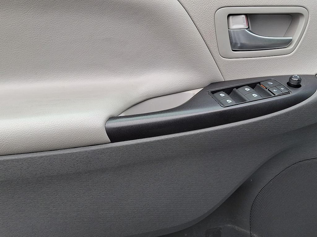 Thumbnail: 2016 Toyota Sienna - 19