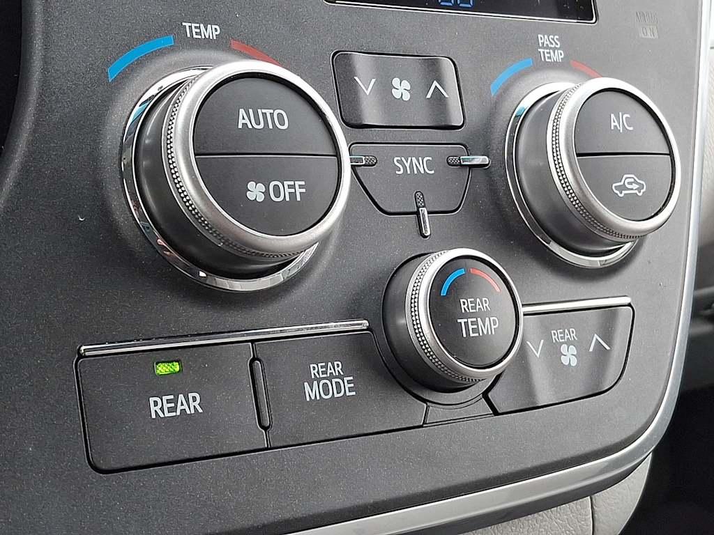 Thumbnail: 2016 Toyota Sienna - 21