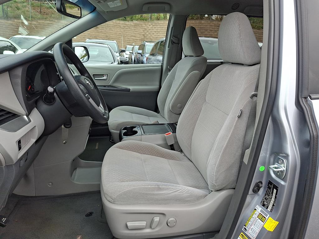Thumbnail: 2016 Toyota Sienna - 7
