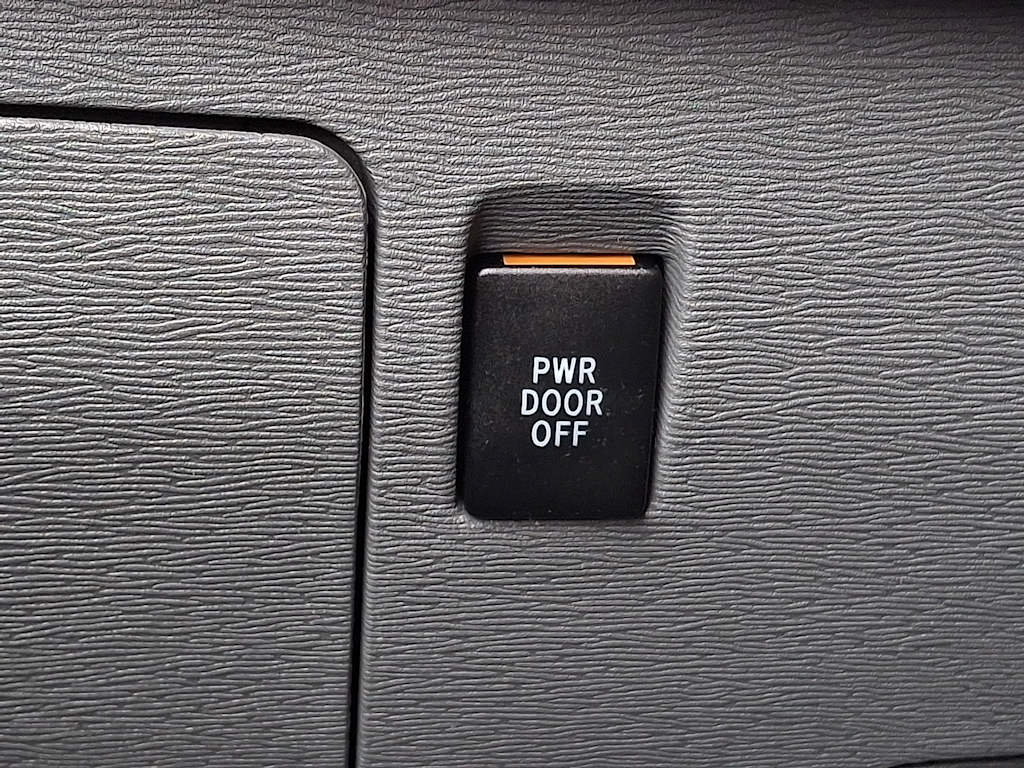 Thumbnail: 2016 Toyota Sienna - 13