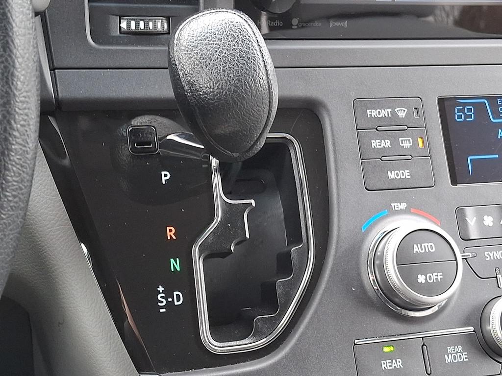 Thumbnail: 2016 Toyota Sienna - 10