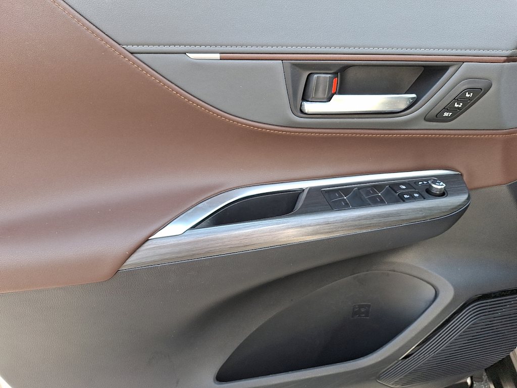 Thumbnail: 2024 Toyota Venza - 16