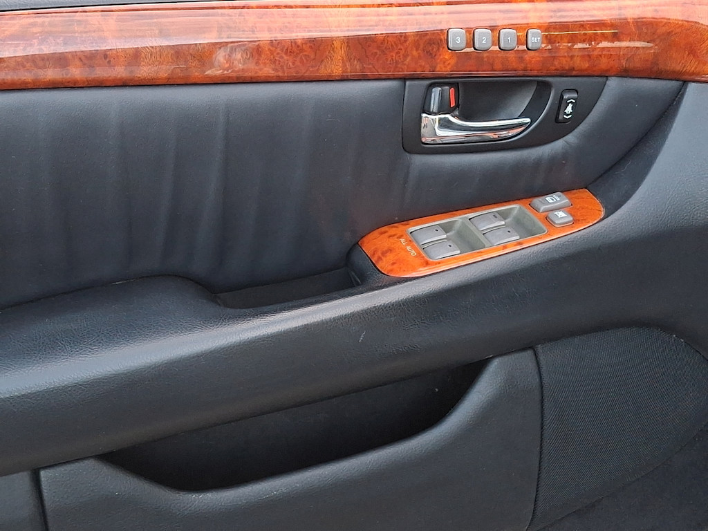 Thumbnail: 2005 Lexus LS - 16