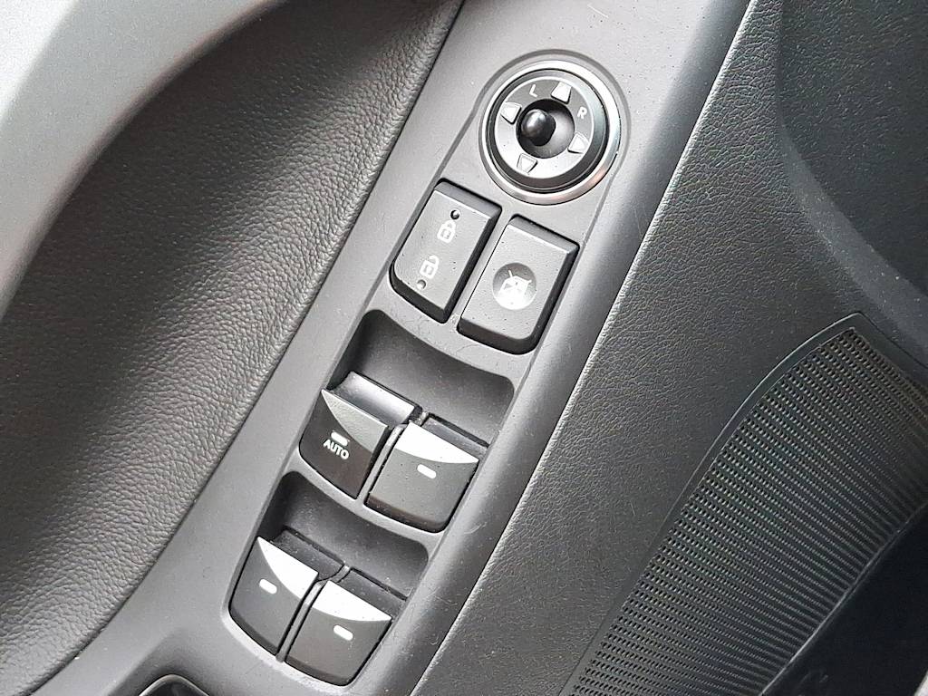 Thumbnail: 2015 Hyundai Elantra - 28