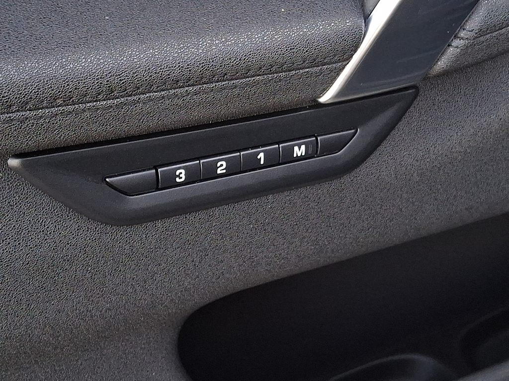 Thumbnail: 2020 Land Rover Discovery Sport - 25