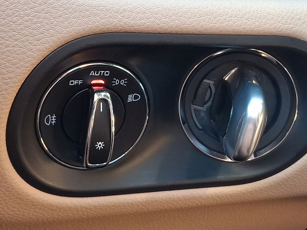 Thumbnail: 2022 Porsche Macan - 25