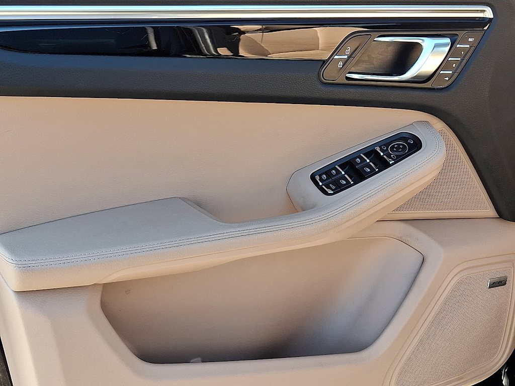 Thumbnail: 2022 Porsche Macan - 16