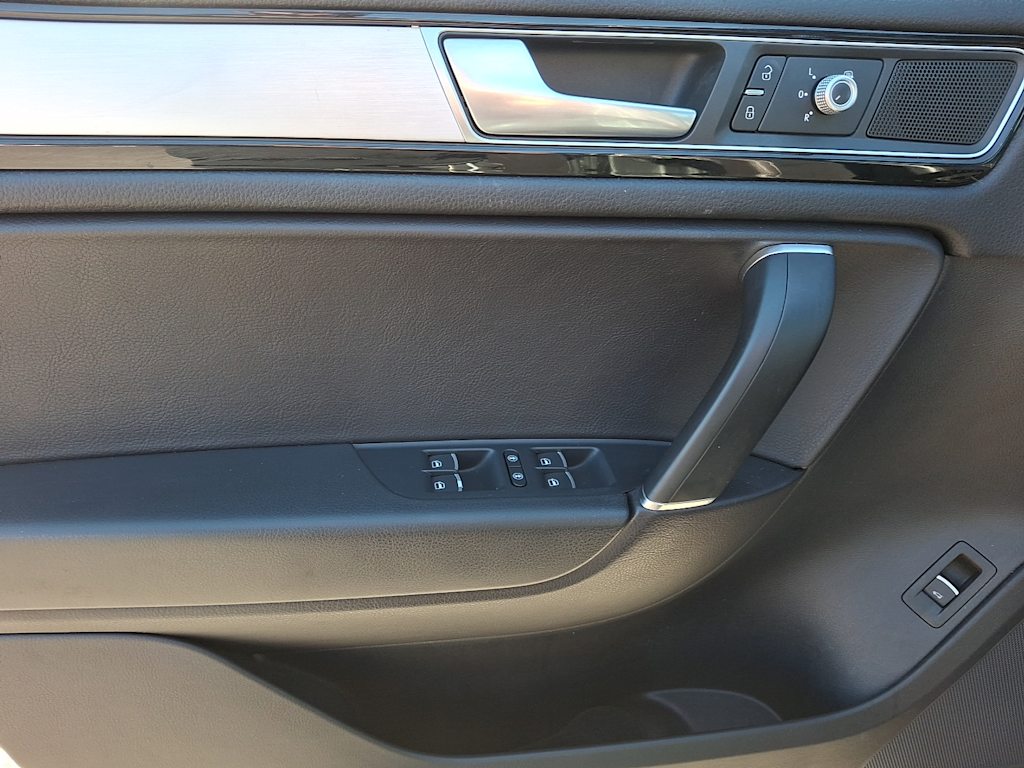 Thumbnail: 2017 Volkswagen Touareg - 17