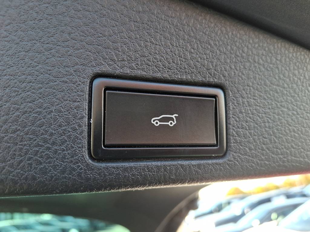 Thumbnail: 2017 Volkswagen Touareg - 28