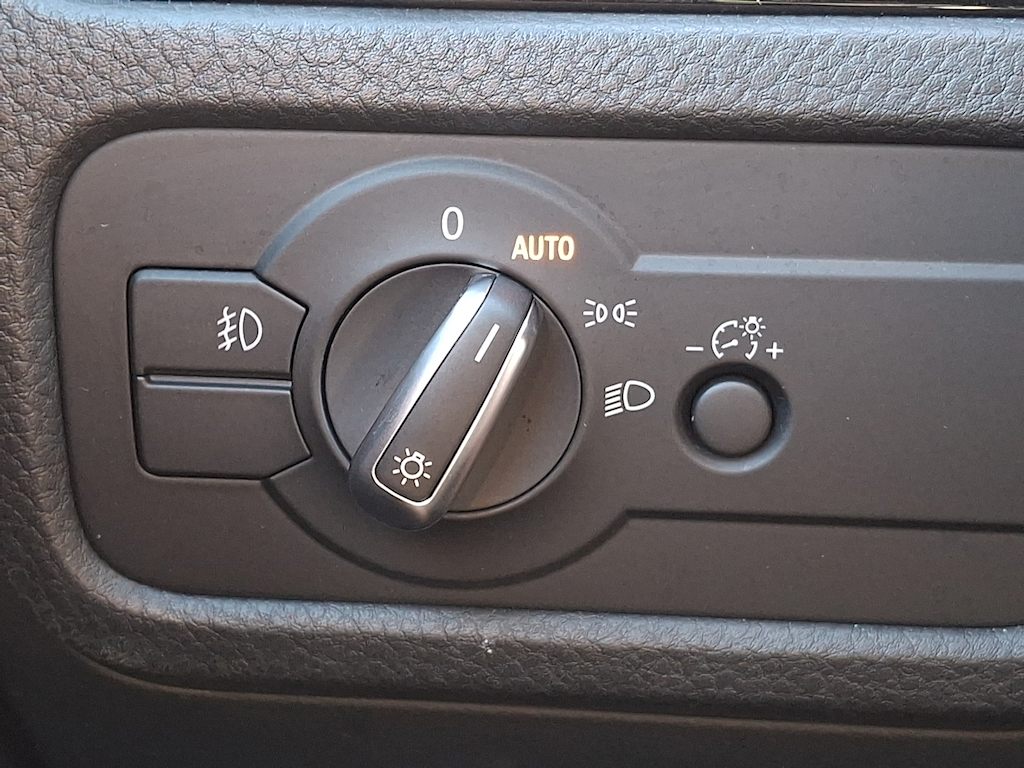 Thumbnail: 2017 Volkswagen Touareg - 27