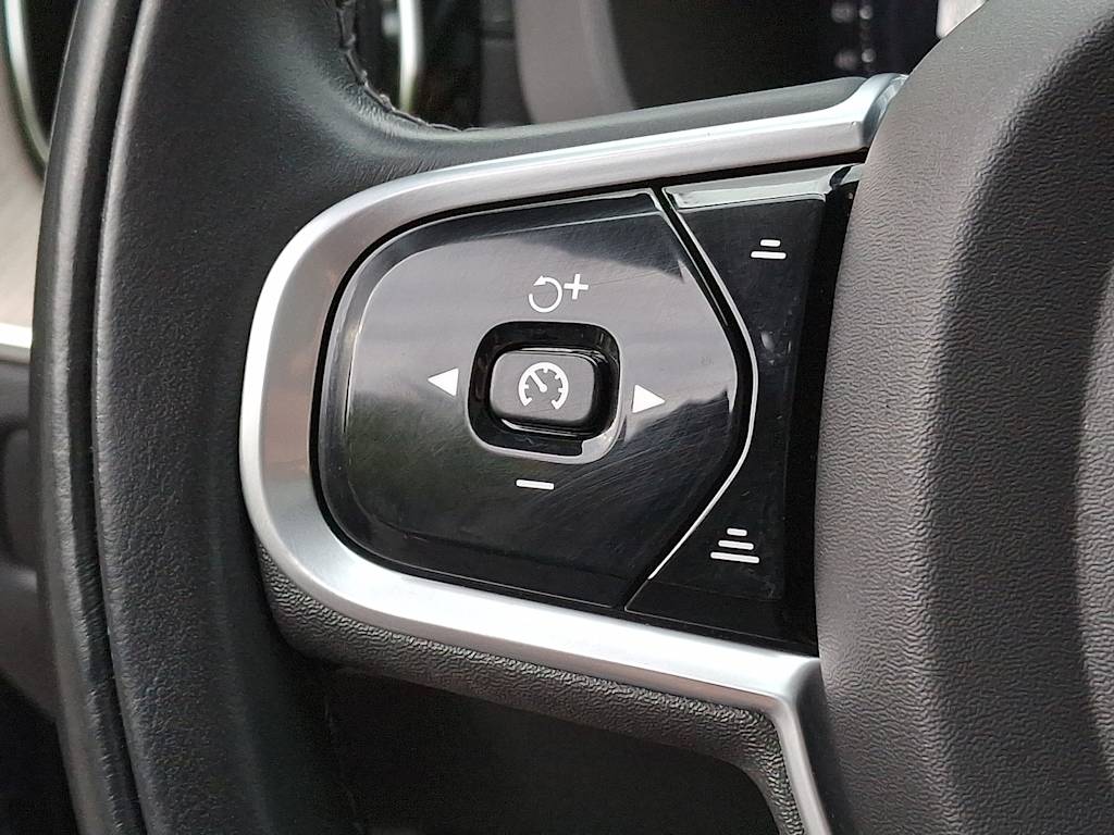 Thumbnail: 2022 Volvo XC60 - 21