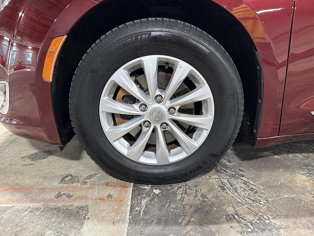 Thumbnail: 2017 Chrysler Pacifica - 8