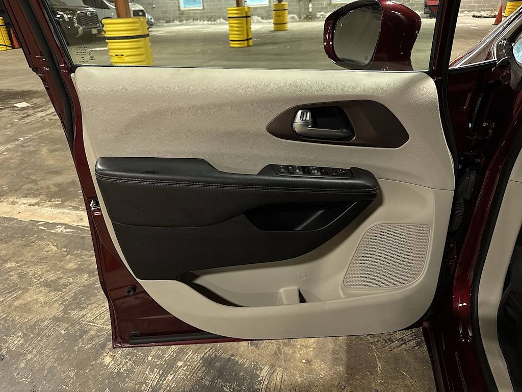 Thumbnail: 2017 Chrysler Pacifica - 31