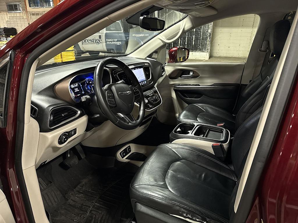 Thumbnail: 2017 Chrysler Pacifica - 30