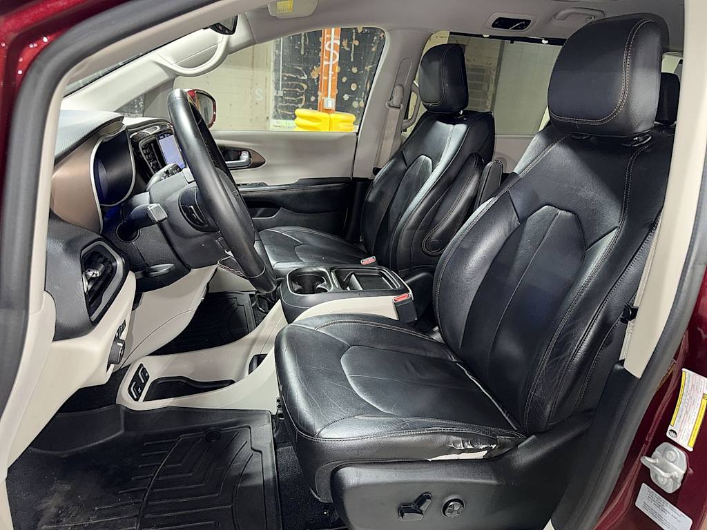Thumbnail: 2017 Chrysler Pacifica - 10