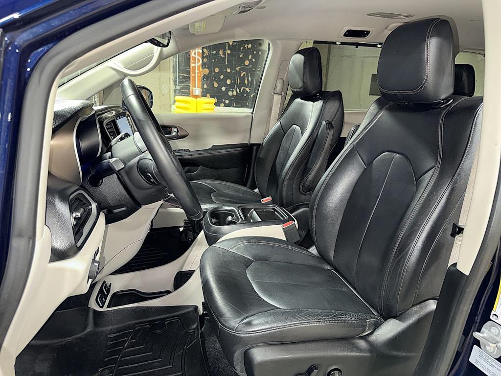Thumbnail: 2017 Chrysler Pacifica - 10