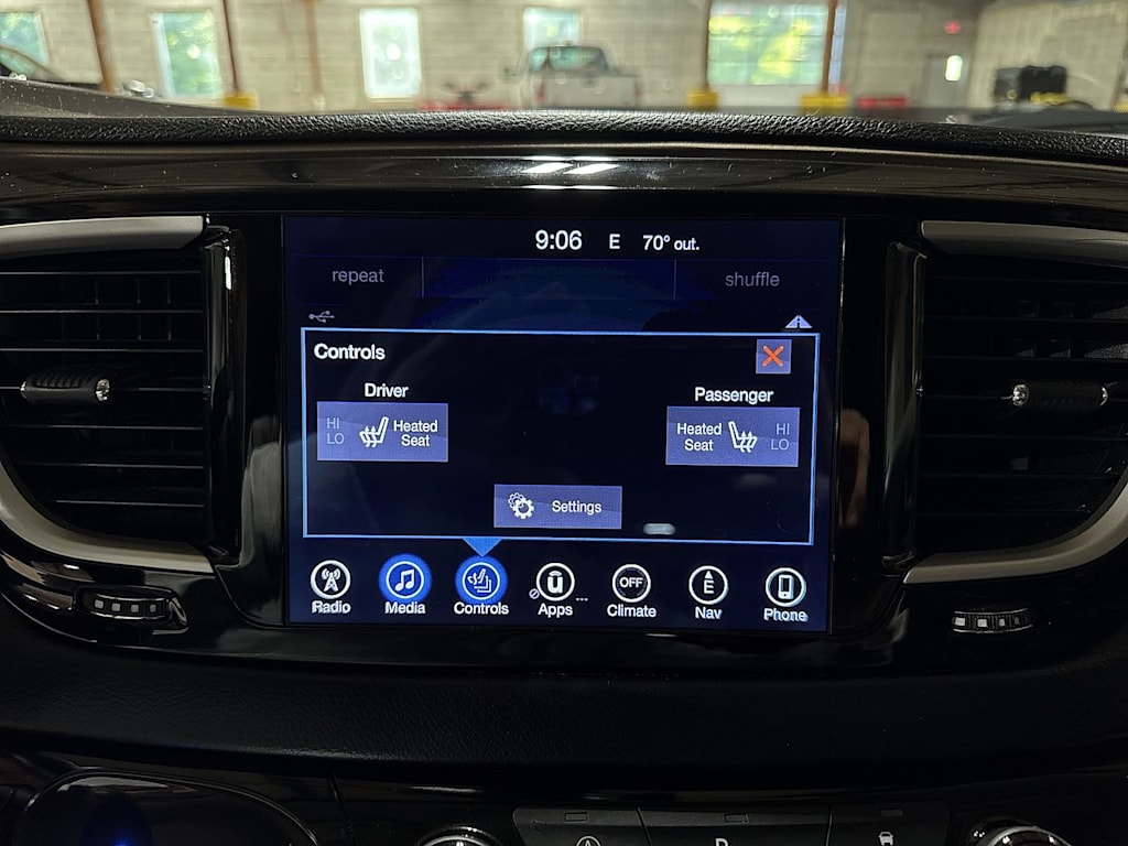 Thumbnail: 2017 Chrysler Pacifica - 32